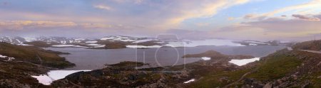 Téléchargez les photos : Brouillard dense et paysage montagneux estival avec lac et neige (Norvège, non loin du glacier Nigardsbreen). Panorama
. - en image libre de droit