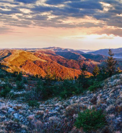 Téléchargez les photos : Lever de soleil en automne des Carpates. Paysage d'aube de montagne
. - en image libre de droit