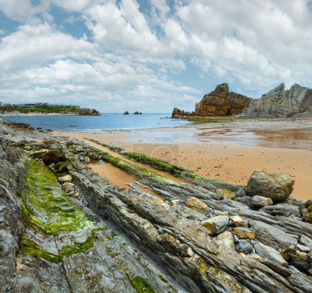 Foto de Detalle de rocas desnudas debido a la marea baja en cbeach (Pielagos, Cantabria
) - Imagen libre de derechos