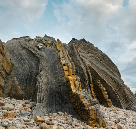 Téléchargez les photos : Détail du rocher sur la plage de Portio à Pielagos, Cantabrie, Espagne
. - en image libre de droit