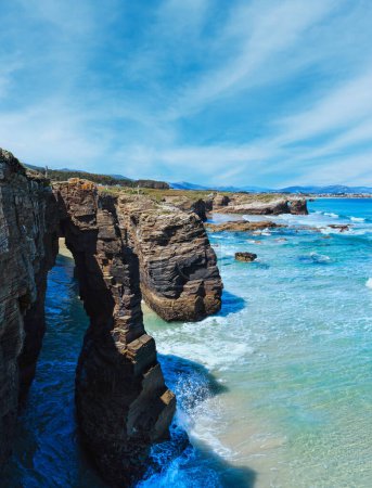Téléchargez les photos : Arcs rocheux naturels sur la plage des cathédrales à marée basse (Côte cantabrique, Lugo, Espagne)). - en image libre de droit