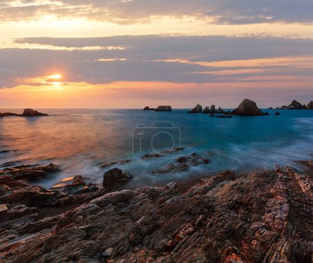 Foto de Paisaje de la costa del océano Atlántico nocturno. Hermosa playa de Gueirua con islotes afilados. Asturias, España
. - Imagen libre de derechos