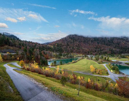 Téléchargez les photos : Alpine Isar et Isarbrucke vue sur le pont depuis le barrage Sylvenstein Stausee, Bavière, Allemagne. Jour nuageux, brumeux et bruyant en automne. - en image libre de droit