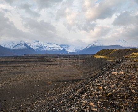 Téléchargez les photos : Islande paysage de toundra d'automne près du glacier Haoldukvisl, Islande. La langue du glacier glisse de la calotte glaciaire de Vatnajokull ou du glacier de Vatna près du volcan sous-glaciaire Esjufjoll. Non loin du périphérique Islande. - en image libre de droit