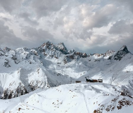 Téléchargez les photos : Hiver Silvretta Alpes (Tyrol, Autriche) paysage et remontées mécaniques sur piste. Tous les skieurs sont méconnaissables
. - en image libre de droit
