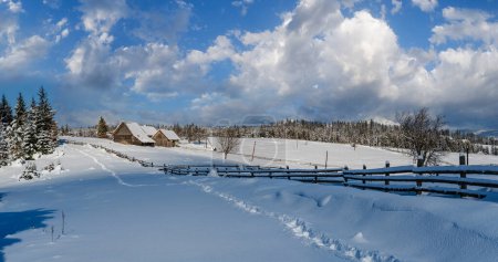 Téléchargez les photos : Campagne collines, bosquets et terres agricoles en hiver village de montagne alpin isolé - en image libre de droit