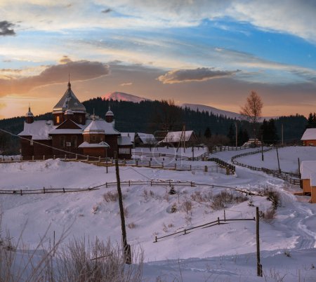 Téléchargez les photos : Petit village alpin calme et lever de soleil d'hiver montagnes enneigées autour, Voronenko, Carpates, Ukraine. - en image libre de droit