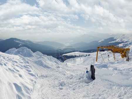 Foto de Teleférico de polipasto cubierto de nieve (terminal superior) y paisaje de montaña detrás (Ucrania, Cárpatos Mt 's, estación de esquí Drahobrat
). - Imagen libre de derechos