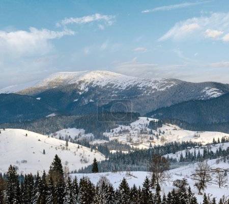 Téléchargez les photos : Petit village alpin et montagnes enneigées d'hiver au premier lever du soleil autour, Voronenko, Carpates, Ukraine. - en image libre de droit
