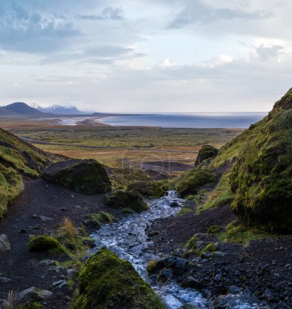 Téléchargez les photos : Vue pendant le voyage en auto dans les hautes terres de l'ouest de l'Islande, la péninsule de Snaefellsnes, le parc national Snaefellsjokull. Vue spectaculaire sur la toundra volcanique depuis la gorge de Raudfeldsgja le long du ruisseau jusqu'à la côte océanique. - en image libre de droit