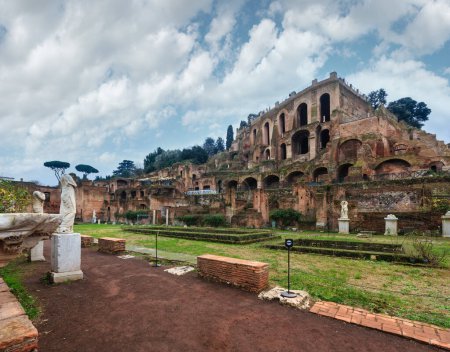 Foto de Antiguos jardines de la Casa de las Vírgenes Vestales frente a las ruinas de granero, Foro Romano, Roma, Italia, Europa
. - Imagen libre de derechos