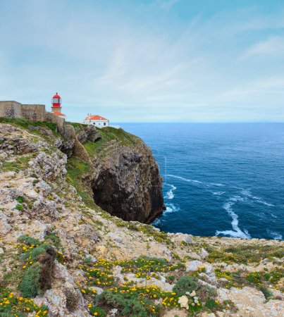 Foto de Faro en Cabo San Vicente (es un promontorio en el municipio de Sagres, Algarve, sur de Portugal). Verano Vista de costa atlántica. - Imagen libre de derechos