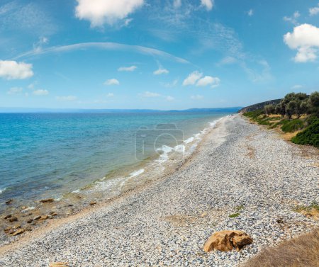 Téléchargez les photos : Vue mer d'été avec bar de plage de galets Maori (Gomati, Halkidiki, Grèce). - en image libre de droit