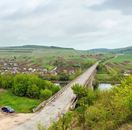 Foto de Top pintoresca vista del puente Ustechko thrue Dnister cañón del río. Primavera, Región de Ternopil, Ucrania, Europa
. - Imagen libre de derechos