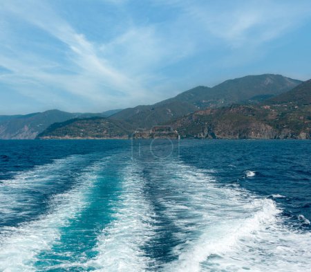 Téléchargez les photos : Bel été Levanto village vue sur la côte du bateau d'excursion. Juste à côté du célèbre Parc National des Cinque Terre en Ligurie, Italie
, - en image libre de droit