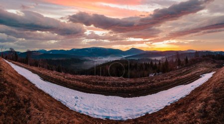 Téléchargez les photos : Tôt le matin printemps Carpates plateau de montagne paysage avec crête enneigée au sommet de loin, Ukraine. - en image libre de droit