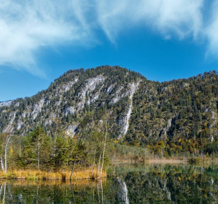 Foto de Soleado idílico colorido otoño vista alpina. Lago sereno de montaña con aguas transparentes y reflejos. Lago Almsee, Alta Austria
. - Imagen libre de derechos