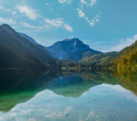 Téléchargez les photos : Vue alpine d'automne idyllique ensoleillée et colorée. Lac de montagne paisible avec une eau claire et transparente et des reflets. Lac Langbathseen, Haute-Autriche
. - en image libre de droit
