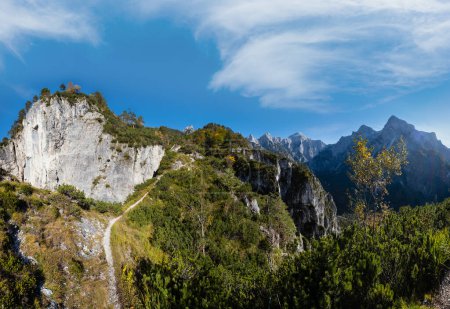 Foto de Soleado idílico colorido otoño escena alpina. Pacífica vista rocosa de la montaña desde el sendero cerca del lago Almsee, Alta Austria. - Imagen libre de derechos