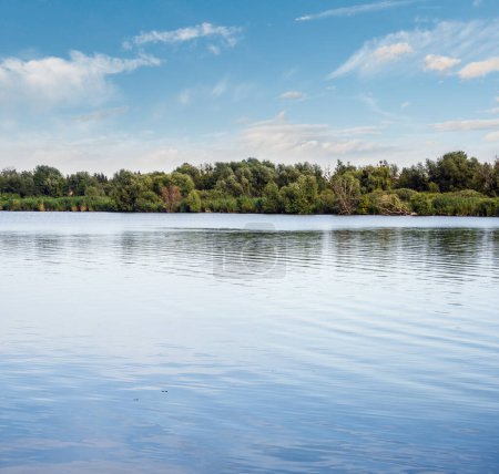 Téléchargez les photos : Journée brumeuse estivale sur un lac pittoresque - en image libre de droit