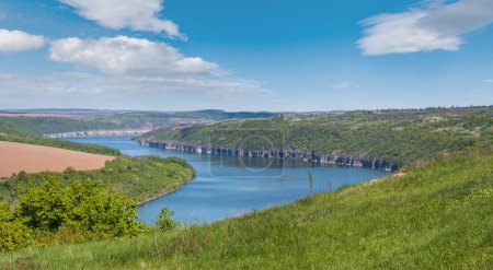 Foto de Increíble vista de primavera en el cañón del río Dnister con pintorescas rocas, campos, flores. Este lugar llamado Shyshkovi Gorby, Nahoriany, región de Chernivtsi, Ucrania. - Imagen libre de derechos