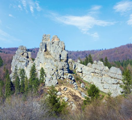 Téléchargez les photos : Urych Rocks view- sur la place de la forteresse historique de Tustanj dans les Carpates (région de Lviv, Ukraine
). - en image libre de droit