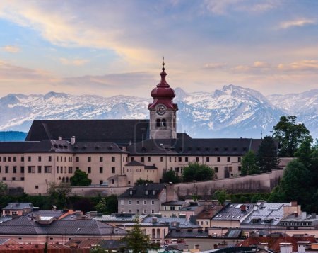 Téléchargez les photos : Soirée été Salzbourg (Autriche) vue de haut avec l'abbaye de Nonnberg monastère bénédictin (rénovation dans le style baroque dans les années 1880)
. - en image libre de droit