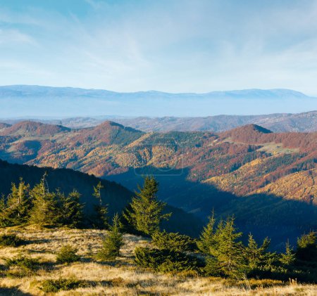 Téléchargez les photos : Pistes de montagne colorées en automne matin Carpates
. - en image libre de droit