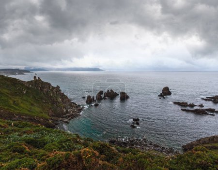 Téléchargez les photos : Costa de Loiba coucher de soleil mauvais temps avant l'orage paysage avec des formations rocheuses près du rivage (Galice, Espagne). - en image libre de droit