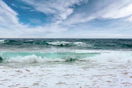 Téléchargez les photos : Ondes de tempête de mer et ciel nuageux. Vue de la plage
. - en image libre de droit