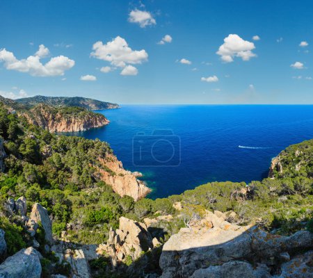Foto de Vistas al mar rocoso de verano (Costa Brava, Cataluña, España). Tres disparos puntada panorama
. - Imagen libre de derechos