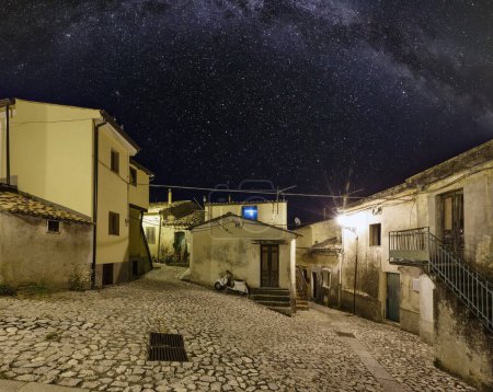 Téléchargez les photos : Vieille nuit médiévale Stilo famos Calabre village vue rue, sud de l'Italie. Quelques fusées éclairantes des lampes disponibles. - en image libre de droit