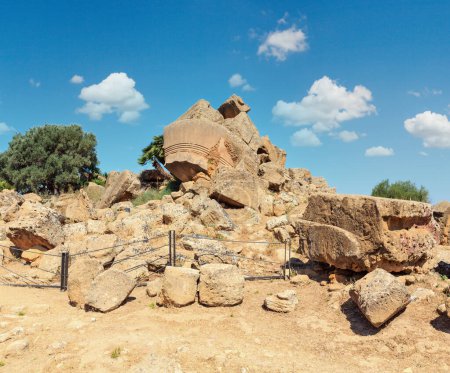 Foto de Templo de las ruinas de Zeus en el famoso Valle de los Templos, Agrigento, Sicilia, Italia. Patrimonio de la Humanidad UNESCO
. - Imagen libre de derechos