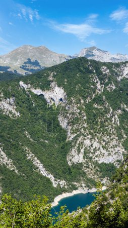 Téléchargez les photos : Le célèbre canyon de la rivière Piva avec son fantastique réservoir Piva Lake (Pivsko Jezero) vue d'été au Monténégro. Nature Voyage fond
. - en image libre de droit