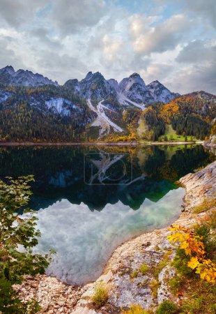 Téléchargez les photos : Vue alpine d'automne idyllique ensoleillée et colorée. Lac de montagne paisible avec une eau claire et transparente et des reflets. Lac Gosauseen ou Vorderer Gosausee, Haute-Autriche
. - en image libre de droit