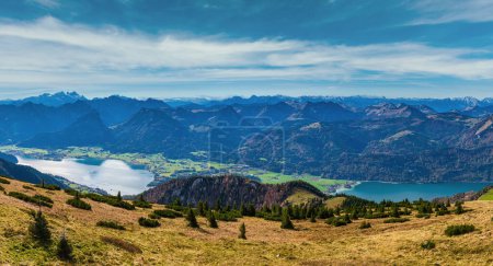 Téléchargez les photos : Vue pittoresque sur les lacs de montagne des Alpes d'automne depuis le point de vue de Schafberg, Salzkammergut, Haute-Autriche. Belle scène concept de voyage, randonnée, saison et beauté de la nature
. - en image libre de droit