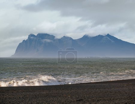 Téléchargez les photos : Vue pendant le voyage en auto en Islande. Paysage islandais spectaculaire avec une nature pittoresque : montagnes, côte océanique, fjords, champs, nuages, glaciers, cascades.. - en image libre de droit