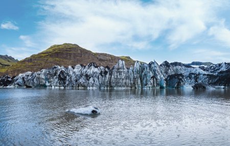 Téléchargez les photos : Soheimajokull glacier pittoresque dans le sud de l'Islande. La langue de ce glacier glisse du volcan Katla. Beau lagon lacustre glaciaire avec blocs de glace et montagnes environnantes. - en image libre de droit