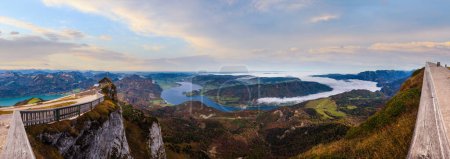 Téléchargez les photos : Vue pittoresque sur les lacs de montagne des Alpes d'automne depuis le point de vue de Schafberg, Salzkammergut, Haute-Autriche. Belle scène concept de voyage, randonnée, saison et beauté de la nature
. - en image libre de droit