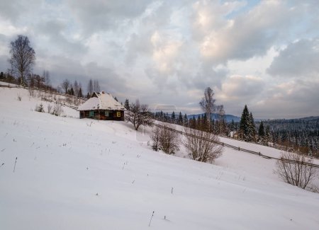 Foto de Colinas de campo, arboledas y tierras de cultivo en invierno remoto pueblo de montaña alpina, y pequeña casa abandonada en la ladera - Imagen libre de derechos