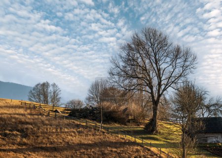 Téléchargez les photos : Derniers jours de beau temps dans la campagne de montagne d'automne. Scène paisible et pittoresque des Carpates ukrainiennes. - en image libre de droit