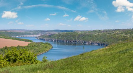 Foto de Increíble vista de primavera en el cañón del río Dnister con pintorescas rocas, campos, flores. Este lugar llamado Shyshkovi Gorby, Nahoriany, región de Chernivtsi, Ucrania. - Imagen libre de derechos