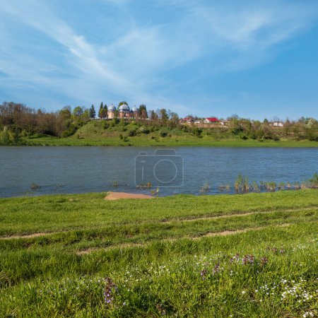 Foto de Increíble vista de primavera en el cañón del río Dnister. Vista desde la aldea de Nezvysko floreciendo la costa del río - Imagen libre de derechos