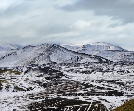 Foto de Temporada cambiando en el sur de las Highlands de Islandia. Coloridas montañas Landmannalaugar bajo cubierta de nieve en otoño. - Imagen libre de derechos