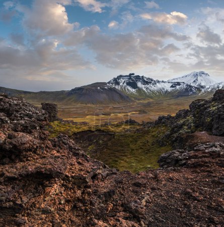 Téléchargez les photos : Spectaculaire vue volcanique depuis le cratère de Saxholl, péninsule de Snaefellsnes, Islande occidentale. Snaefellsjokull sommet du volcan enneigé de loin. - en image libre de droit
