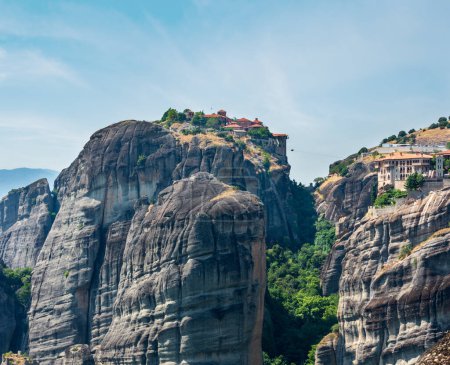 Foto de Meteora de verano - importante complejo de monasterios religiosos cristianos rocosos en Grecia
. - Imagen libre de derechos