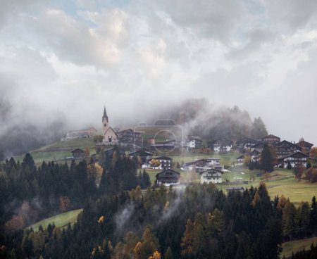 Foto de Mystic nublado y nebuloso otoño alpino pueblo de montaña laderas escena. Lienzer austriaco Dolomiten Alps. Paisaje pintoresco pacífico, estacional, naturaleza y paisaje concepto de belleza
. - Imagen libre de derechos