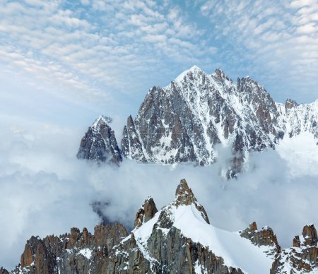 Foto de Mont Blanc macizo de montaña paisaje de verano (vista desde Aiguille du Midi Monte, Francia
 ) - Imagen libre de derechos