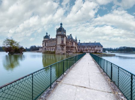 Téléchargez les photos : Château de Chantilly (France). Le Petit Château construit en 1560 (à droite, architecte Jean Bullant) et le Grand Château reconstruit en 1870 (à gauche, architecte Honore Daumet
). - en image libre de droit