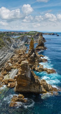 Foto de Costa rocosa del océano Atlántico cerca de Portio Beach, (Pielagos, Cantabria, España
) - Imagen libre de derechos